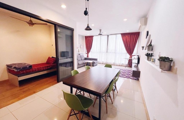 Connected train 3 Bedrooms - ABOVE KLGATEWAY MALL 14