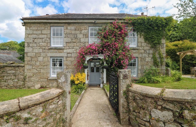 CONNIE'S COTTAGE, pet friendly, with open fire in Porthleven