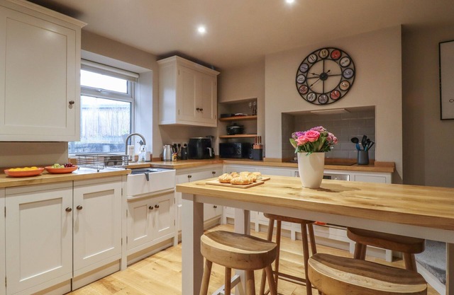 CONONLEY COTTAGE, pet friendly, with open fire in Cononley