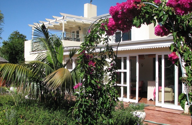 Constantia Lazy River, studio Froggs Leap pour 2 personnes et 2 petits enfants sur canapé