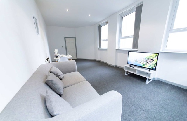 Contemporary 1 Bed Apartment in Blackburn Centre