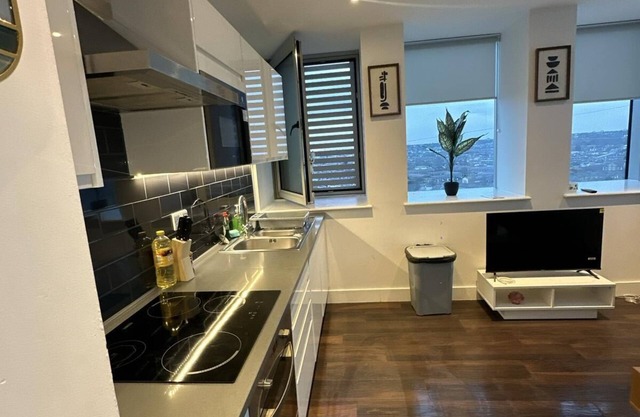 Contemporary 2-Bedroom in Britannia Point, Urban Chic.