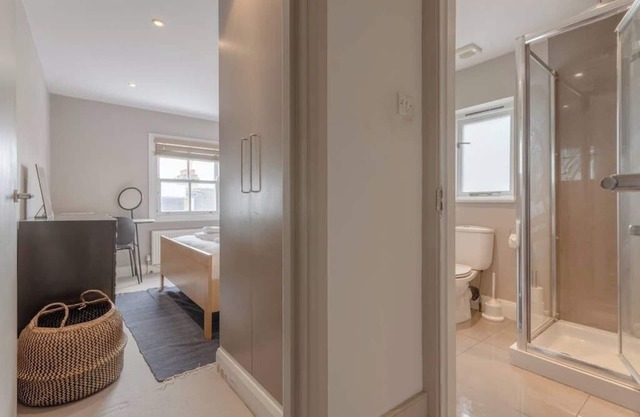 Contemporary 2BD Flat w/Patio, Clapham!