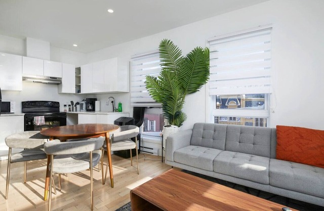 Contemporary 2BR Retreat in MTL's Gay Village ZH4