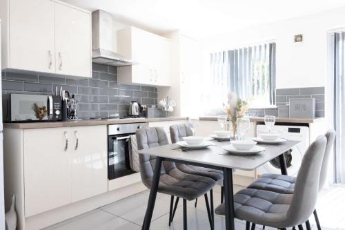 Contemporary 3 Bedroom Home with Garden & Parking
