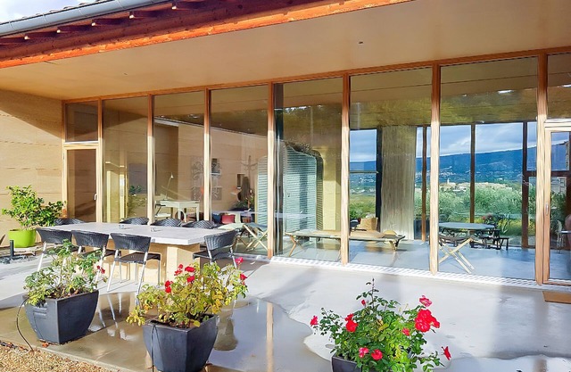 Maison contemporaine de 4 chambres avec piscine et vue sur la campagne.
