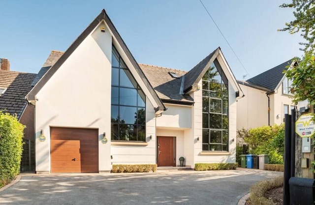 Contemporary 5 Bed all en-suite home