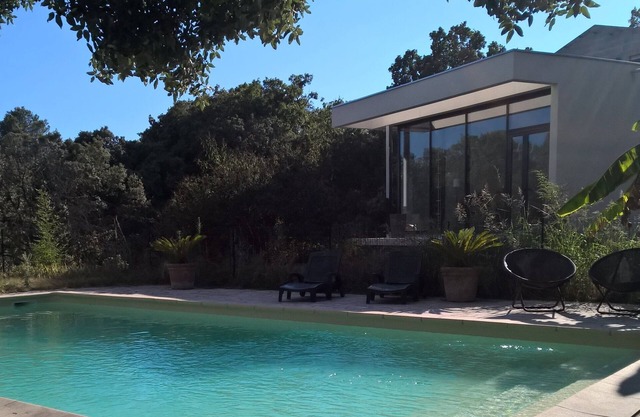 Villa contemporaine dans grand jardin méditerranéen arboré, piscine protégée