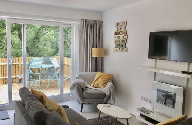 Contemporary Beach Villa With Sea and Woodland Views - 2 Minutes Walk From Beach