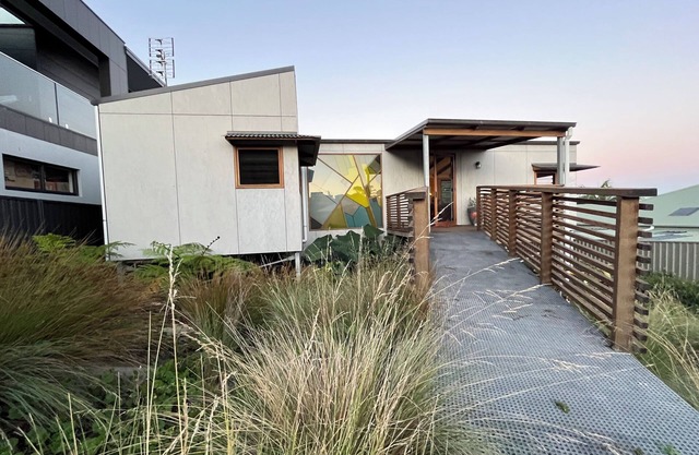 Contemporary beach house in Coledale. Ocean & Escarpment views. Pet friendly.