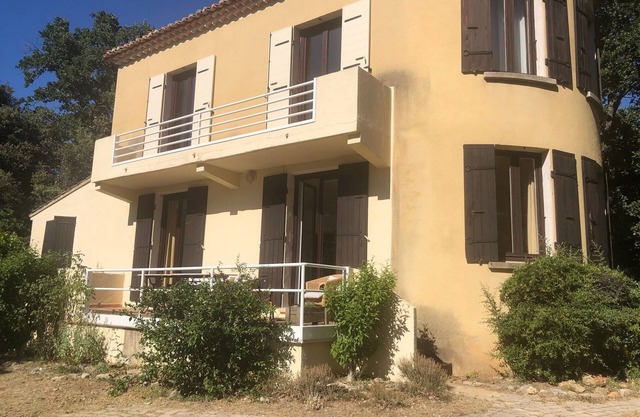 Contemporary bright and friendly villa with private park, view over the Rhône valley.