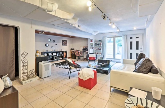 Contemporary Cincinnati Apt w/WiFi Mins to Kenwood