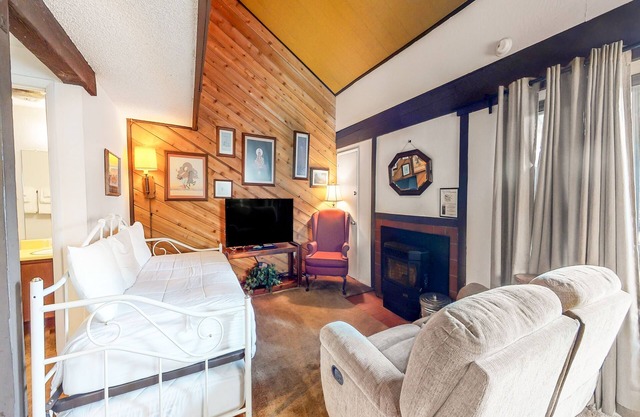 Contemporary condo near The Village with easy slope access, balcony & hot tub