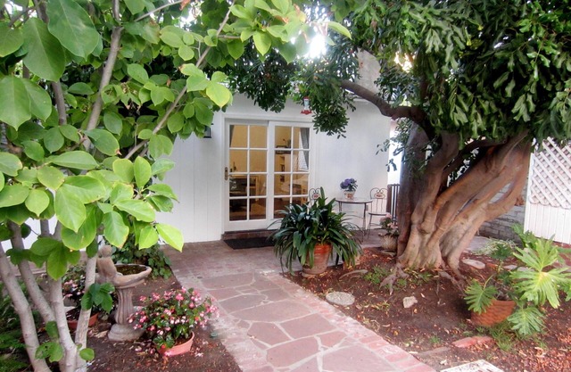 Notre Cottage contemporaine avec piscine: Charme extérieur et intérieur contemporain!