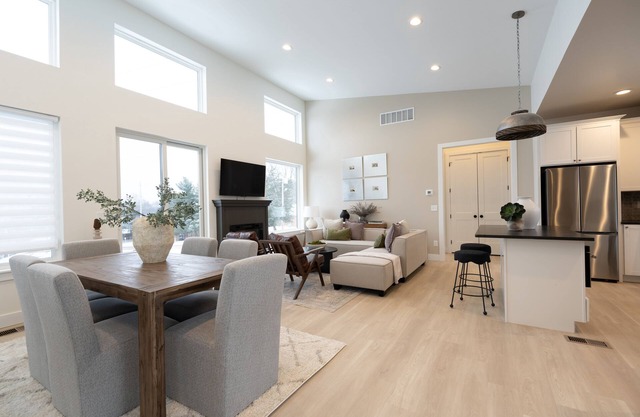 Contemporary Cottage- New Const, Hot Tub, Ark