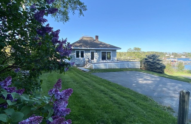 Cottage contemporain avec des vues spectaculaires sur l'océan et l'accès