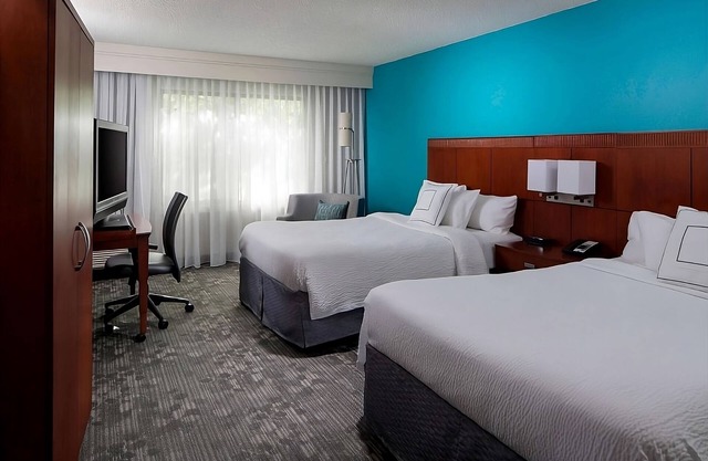 Contemporary Deluxe Room Close to Beaches! Free Parking, Pet-Friendly, Pool!