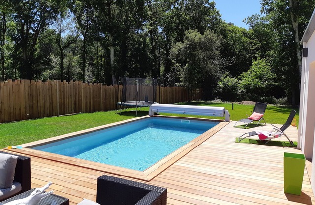 Villa contemporaine familiale avec vue forêt et piscine privée. 8 couchages .