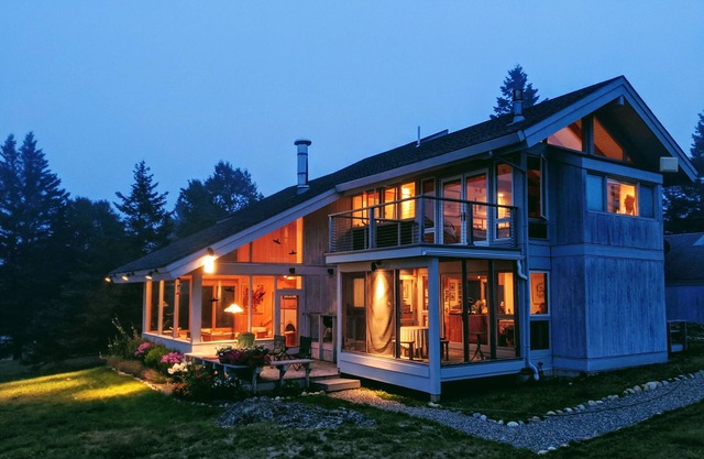 Casa contemporánea de Longhouse Farm con vistas a la bahía de Mason