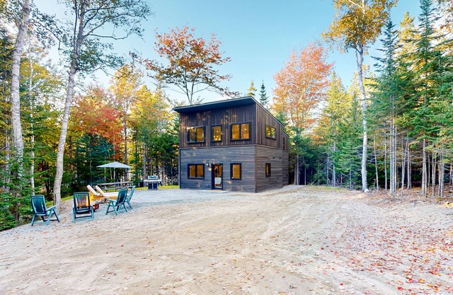Contemporary home with woodstove, firepit, 2 kitchens & fast WiFi- walk to beach