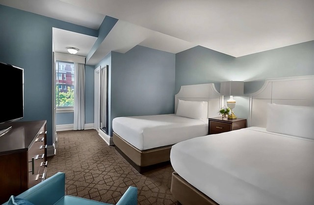 Contemporary Hotel in Central West End District! 3 Spaces, Parking, Outdoor Pool