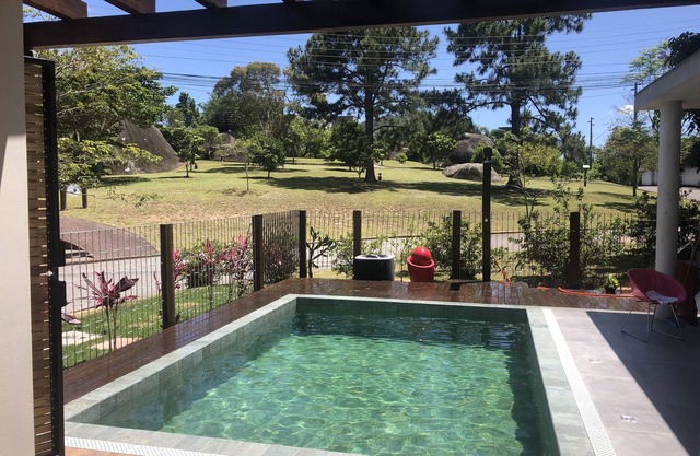 Maison contemporaine près de la plage avec piscine chauffée, bain à remous et barbecue