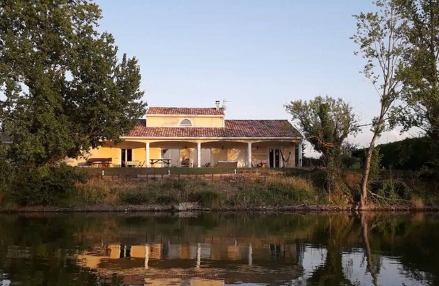 Contemporary house with heated swimming pool on the edge of a private lake ... paradise