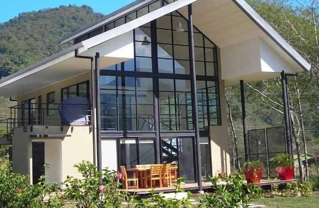 Chalet de luxe contemporain situé dans le calme Valley