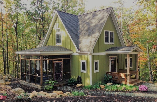 Maison rustique contemporaine sur 5 acres de bois luxuriants avec des rochers et des rues