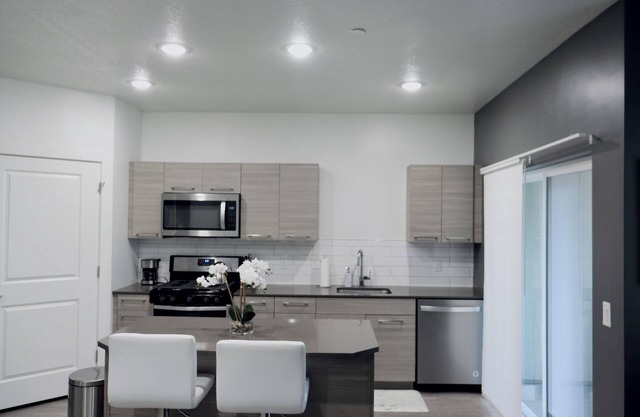 Contemporary SLC Suite