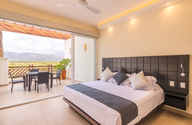 Contemporary Studio Suite w/ Resort Amenities & Steps from the beach!