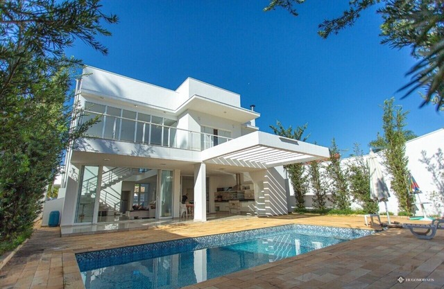Maison de style contemporain avec 4 suites et 6 salles de bains dans une résidence fermée
