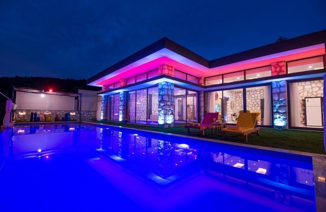 Villa Lune de Miel de Style Contemporain avec Piscine Isolée et Piscine Intérieure Chauffée
