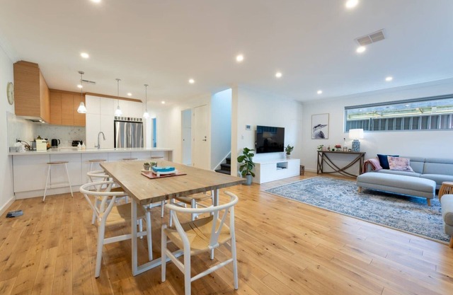 Contemporary Townhouse near Norwood