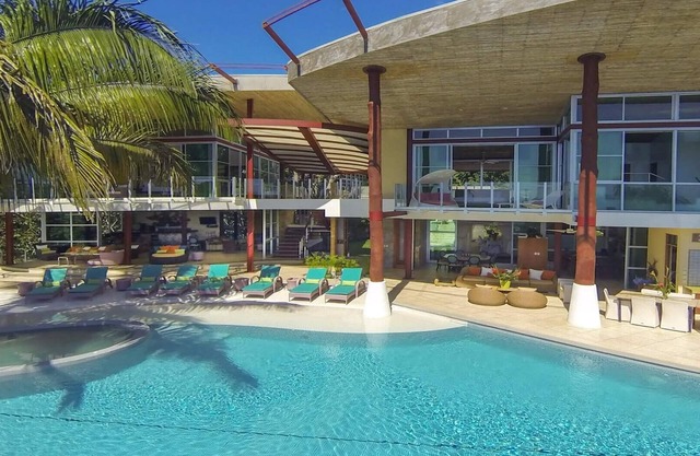 Villa moderne tropicale. Parfait pour les groupes et les événements. Propre gymnase et cinéma.
