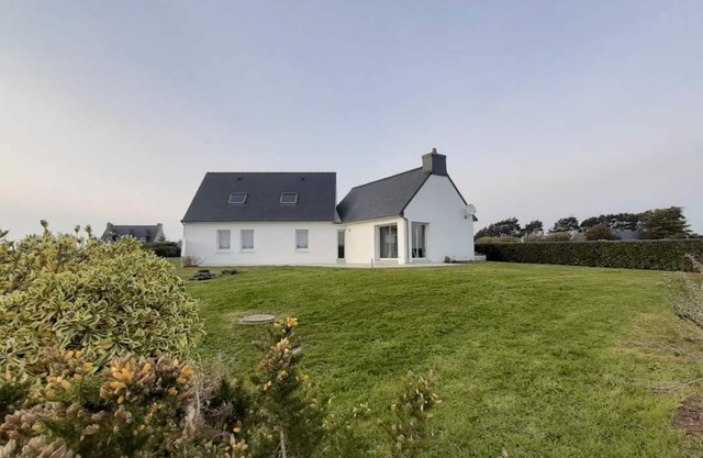 Villa contemporaine dans un cadre verdoyant, proche de la plage