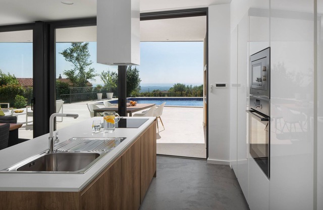 Nouvelle villa contemporaine Mariva, piscine chauffée, belle vue mer, situation paisible