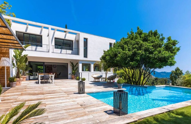 VILLA CONTEMPORAINE VUE MER SUR LES HAUTEURS DE NICE