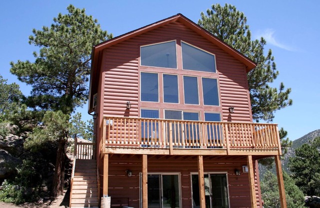 Continental Divide Cabin avec une vue imprenable depuis de grandes baies vitrées