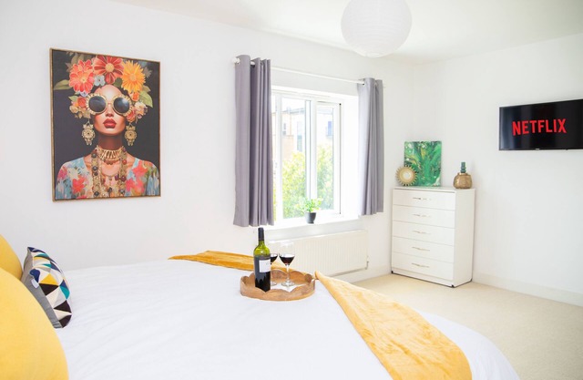 Four Chimneys House - 4Bed 2Bath. Walking Distance to local amenities!