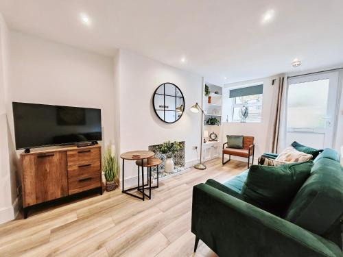 Contractor-Friendly 2-Bed Apartment - Fast WiFi and Free Overnight Parking