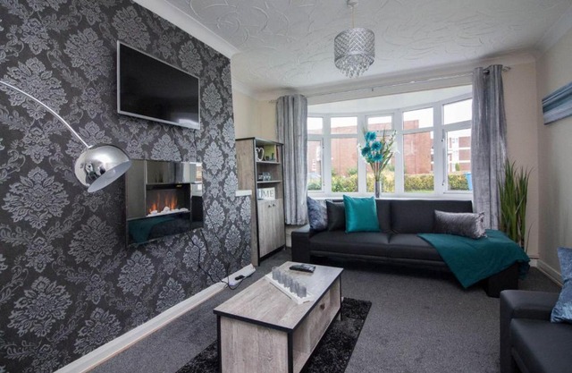Contractor House & M54 & Free Parking