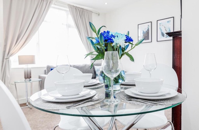 *CONTRACTOR *VACATION HOME* -THURROCK OCKENDON