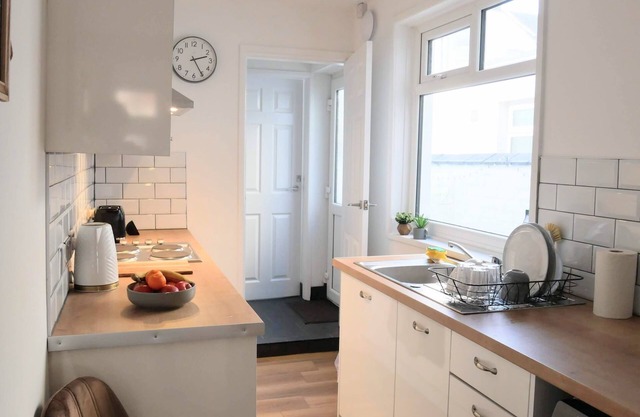 Maison-Salle de bain privée séparée-Moderne-Vue sur Rue-Stoke-3bed-house-01