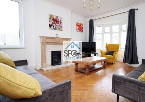 Contractors-Business-Private Parking-Free WiFi-Near M4