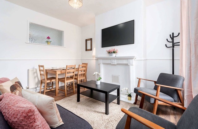 Convenient 4 Bedroom Home in Central Grimsby