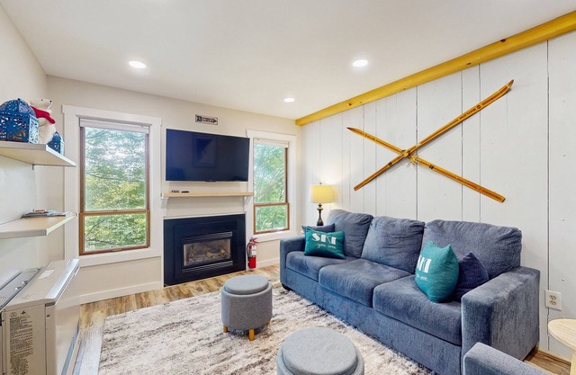 Convenient condo, close to ski resort, free shuttle, fireplace, balcony, w/d