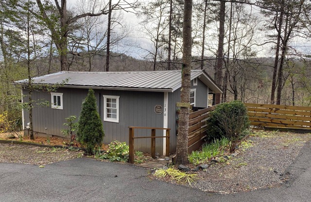 Convenient Cottage- Hot Tub/4 Minutes to Dahlonega/Dog Friendly/2-Bedrooms!