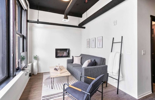 Convenient Downtown Loft w/WiFi & Elevator