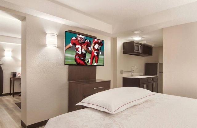 Convenient Location! 2 Sleek Units, Pet-Friendly, Free Parking